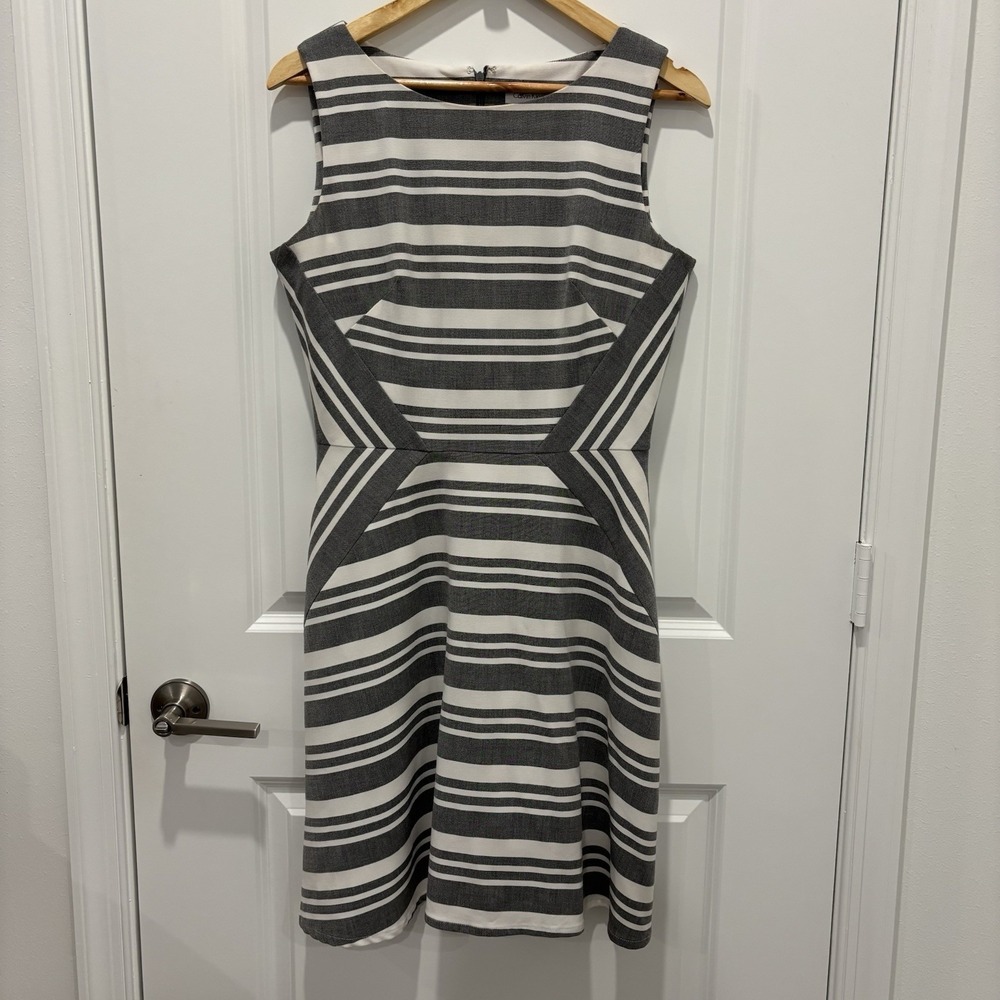 Calvin Klein | Grey and White Sleeveless V-Neck Chevron Dress Sz 6 Career - Picture 2 of 6